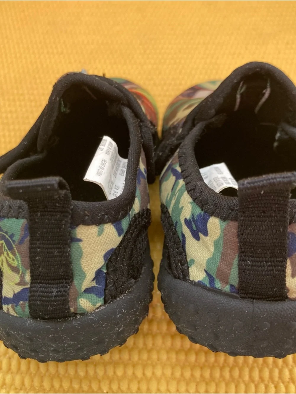 Jurassic Park sneakers water pool beach shoes boys size 9-10 measures 8